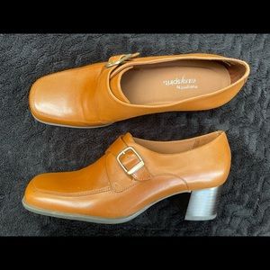 Healed loafers. Casual dress shoe. Brown New